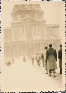 Snapshot Vintage Photo WWII WW2 Soldiers Napoleon's Tomb France Snowball Fight - Picture 1 of 6