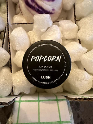 Exfoliante labial LUSH Kitchen exclusivo palomitas de maíz azúcar 0,8 oz NUEVO 2024 retro Foto 1 de 4