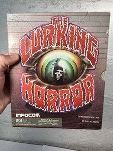 ✨The Lurking Horror Commodore 64 128 Infocom 1987 Big Box & Inserts Et Jeu✨ - Photo 1/10