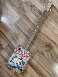 WEEKLYHOUSE CIGAR BOX GUITAR ACOUSTIC ELECTRIC 3 STRING Lady Luck. - Foto 1 di 7