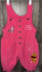 Salopette bavaglino vintage Winnie The Pooh e Piglet cotone rosa ricamato LEGGI - Foto 1 di 9