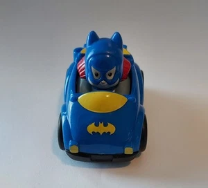 Fisher Price Little People DC Super Friends Wheelies Murciélago Niña en Coche Azul - Imagen 1 de 5