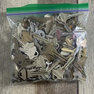 Lot of Miscellaneous Cut Keys 3 Lbs • Arts Crafts Cosplay Steampunk - Picture 1 of 7