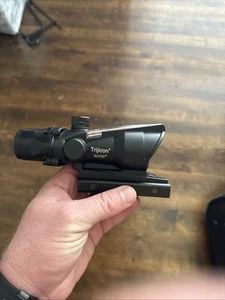 Trijicon 4x32 ACOG - Picture 1 of 2