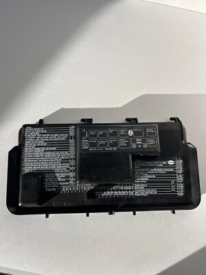 Cubierta de caja de fusibles genuina Audi 80, 90, 2.8 V6 Cabriolet 8A0 010 115 E Foto 1 de 4