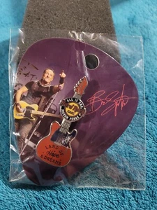 PIN DE GUITARRA HARD ROCK CAFÉ LAS VEGAS BRUCE SPRINGSTEEN FIRMA TIERRA DE ESPERANZA - Imagen 1 de 2