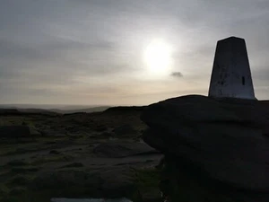 Póster impreso de arte de pared para el hogar - KINDER SCOUT - TRIG POINT-PEAK DISTRICT-A4,A3,A2,A1 - Imagen 1 de 1