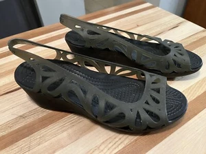 Mini cuña Crocs Adrina III punta abierta recortada negra/oliva para mujer talla 8 - Imagen 1 de 12