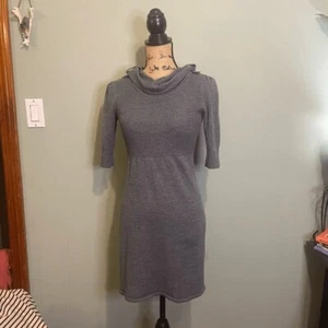 Mini Vestido Suéter Gris Pequeño para Mujer Cuello Capucha Tejido Media Manga Takeout - Imagen 1 de 5