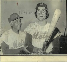 1975 Press Photo New York Mets coach Phil Cavaretta and player Dave Kingman