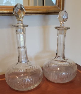 PAIR OF ANTIQUE VINTAGE RIBBED GLASS DECANTERS LOVELY CONDITION WITH STOPPERS - Picture 1 of 13