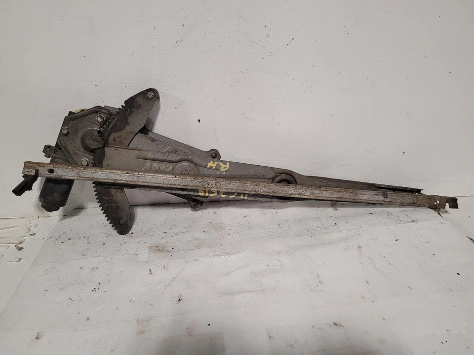 Used Front Right Door Window Regulator Front fits: 1999 Chrysler Sebring Cpe ele Foto 1 de 4
