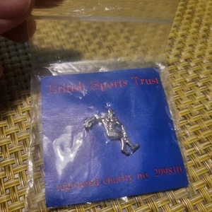 BRITISH SPORTS TRUST SILVER TONE DISCUS PIN BADGE BROOCH CHARITY COLLECTABLE - Foto 1 di 1
