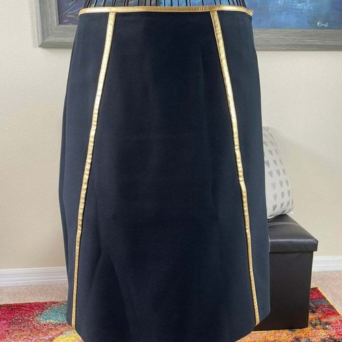 Gonna Prada viscosa nera con finiture in pelle oro taglia 42. Made in Italy