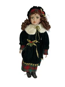 Bambola in porcellana con vestito natalizio verde rosso verde occhi verdi su supporto vintage - Foto 1 di 10