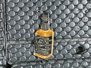 PINS PIN BADGE ALCOOL ALCOHOL WHISKY WHISKEY JACK DANIEL'S VERSION METAL PEINT - Bild 1 von 1