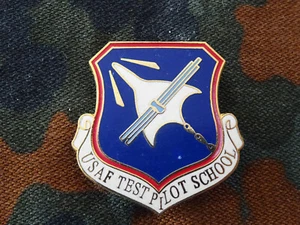 US Pin Badge Abzeichen Crest USA Air Force USAF Testpilot School - Picture 1 of 2