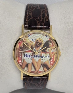 Reloj Budweiser King of Beers de Colección Para Hombre Esfera Tono Dorado Correa Cuero Marrón 10 - Imagen 1 de 10