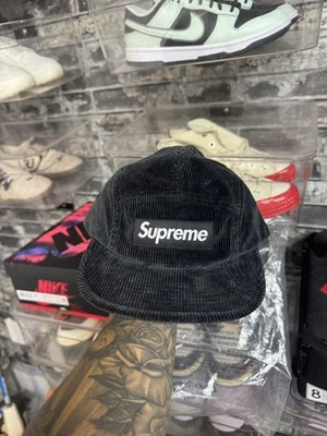 NUEVO CON ETIQUETAS Supreme Negro Desteñido Pana Caja Logo Campamento Gorra Sombrero SS25 Para hombres DS AUTÉNTICO Foto 1 de 4