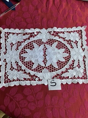 Napperon ancien en dentelle (réf. S) - Photo 1/2