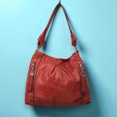 Bolso de hombro B Makowsky de cuero rojo herrajes plateados Foto 1 de 4