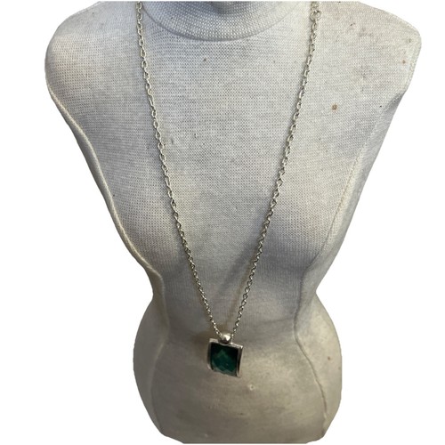 VETEMENTS Collana con ciondolo catena tono argento iridescente sfaccettata blu verde #37
