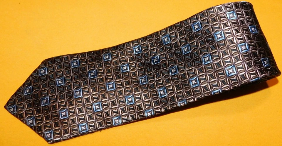 CORBATA CON MOTIVO CUADRADOS MARRONES/AZULES/BLANCOS XMI PLATINO HECHA EN EE. UU. - CORBATAS DE DISEÑADOR. Foto 1 de 3