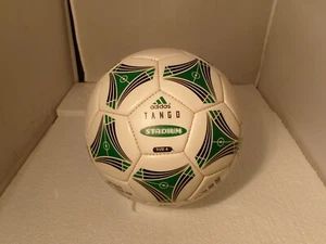 Adidas Tango Stadium Fußball Ball Größe 4 Retro-inspiriert weiß grün schwarz DISPLAY - Bild 1 von 6