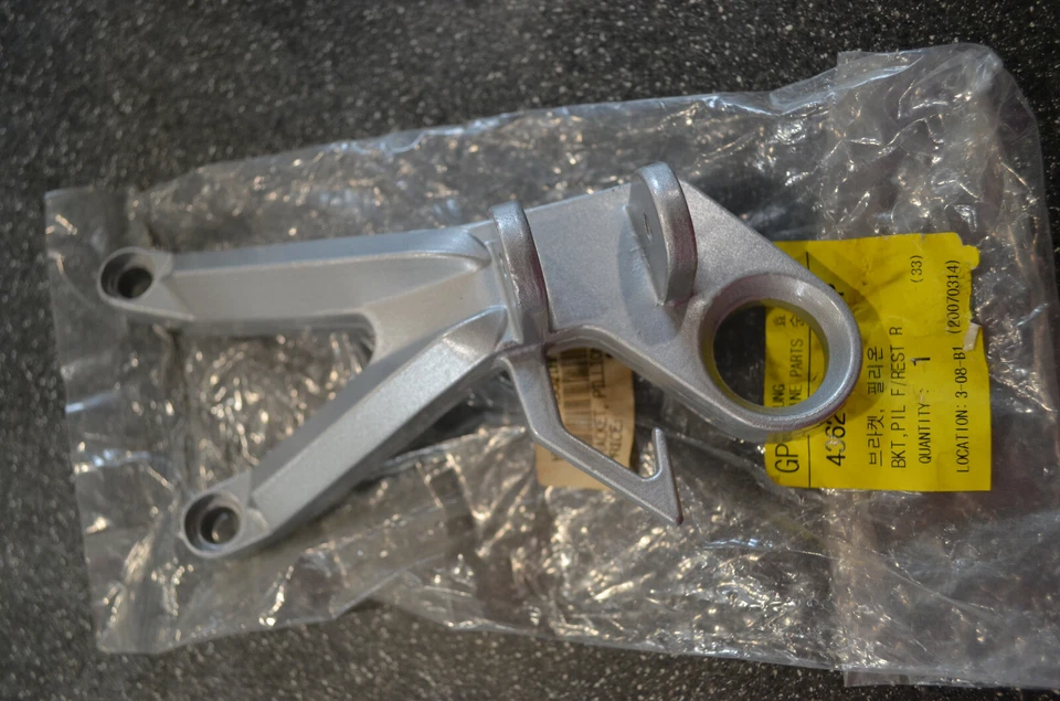 SOPORTE REPOSAPIÉS TRASERO HYOSUNG FABRICANTE DE EQUIPOS ORIGINALES #43621HM810403P GT125 GT650 V2S250 Foto 1 de 1