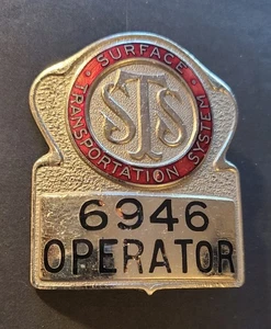 NYC BUS STS 6946 SISTEMA DI TRASPORTO DI SUPERFICIE OPERATORE DISTINTIVO VINTAGE OBSOLETO - Foto 1 di 2