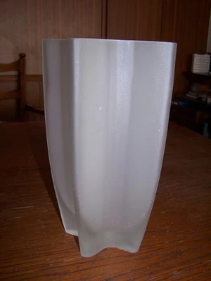 SCHÖNE VASE - MILCHGLAS - SRTERNEN FORM - LEONARDO - Bild 1 von 4