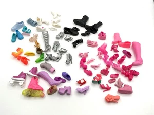 ENORME lotto di scarpe singole Barbie e Ken, scarpe sneakers vintage e tacco misto - Foto 1 di 4