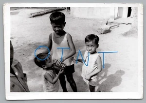 Foto US Army Vietnam bambini in mezzo alla guerra il Grande Fratello condivide la sua lattina di Coca-Cola - Foto 1 di 2