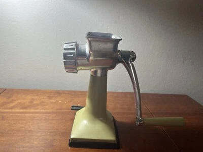 Molinillo de carne dorado vintage RIVAL Harvest con picadora de alimentos y base Vac-O-Matic. Foto 1 de 3