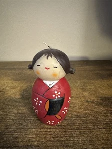 Bambola giapponese Nippon Usaburo Kokeshi con candela di cera con kimono rosso - Foto 1 di 4