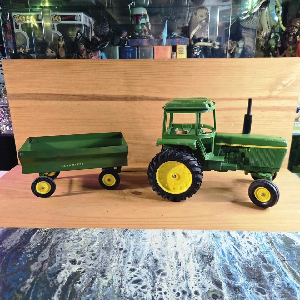 Tractor de juguete John Deere vintage de los años 80 de Ertl con remolque Foto 1 de 4