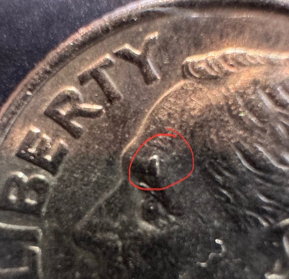 ✨Two (2) Error Dimes, DDO 2015 P, Two Die Chips 2007 P (Eyebrow, Mouth Corner) - Image 1 of 4