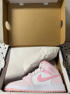 Nike Air Jordan 1 Mid Pearl Rosa Blanco (GS) DQ8423-600 TALLA 4.5Y NUEVO Foto 1 de 4