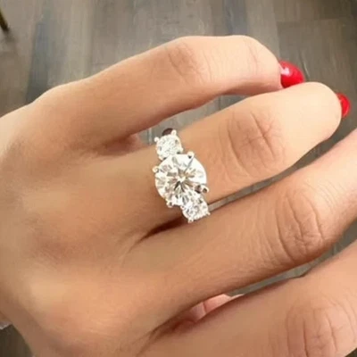 Anillo de compromiso de tres piedras de diamantes cultivados en laboratorio G/VS1 de corte redondo de 4 quilates de oro blanco de 14 k Foto 1 de 4