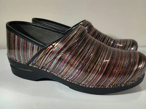 Dansko Lackleder Clogs Metallic glänzend mehrfarbig Linien Gr. 41 EU - Bild 1 von 8