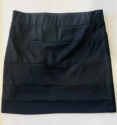 Женская юбка Body Central средний размер черная с горизонтальными текстурированными линиями 15 дюймов - Изображение 1 из 3