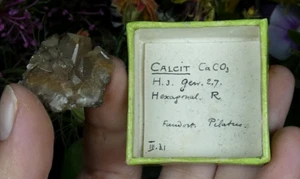 Calcite brune Pilatus 2.5x2cm Suisse boite ancien encre minéral collection rare - Picture 1 of 5