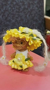 BAMBOLA TROLL WISHNIK VINTAGE QUERCIA, TRECCE, VESTITO GIALLO E BIANCO, OCCHIALI, UCCELLINO - Foto 1 di 7