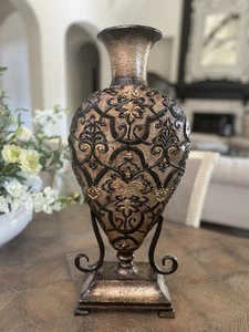 Grande urna in metallo dorato fioriera nero goffrato ornato vaso alto 24" - Foto 1 di 9