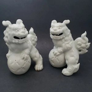2 White Porcelain Foo Dogs Lions Figurines Standing Ball Ice Blue Vintage Asian - Picture 1 of 12