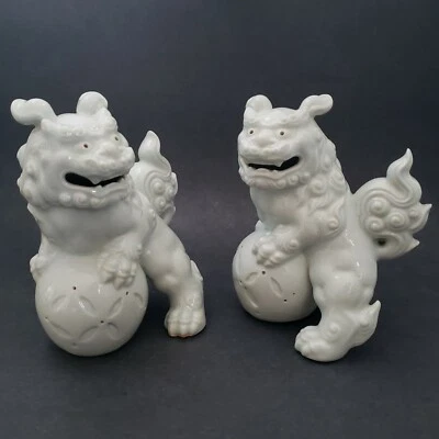 2 Estatuillas de Porcelana Blanca Foo Dogs Leones Bola de Pie Azul Hielo De Colección Asiática Foto 1 de 4