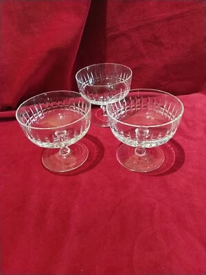 3 coupes à champagne Anciennes. - Photo 1/4