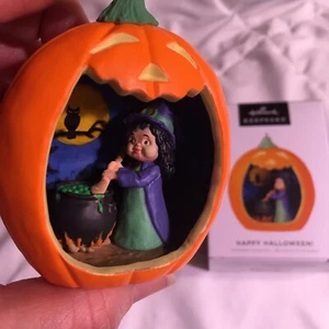 Hallmark 2022 Happy Halloween Diorama Kürbis Hexe & Kessel Eule Mond Ornament - Bild 1 von 12