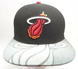 Sombrero Miami Heat NBA New Era 59FIFTY Sombrero Ajustado Madera Dura Clásicos Gorra Negra 7 1/4 - Imagen 1 de 10