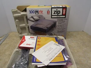 Iomega ZIP 100 Caja/Cable/3 Discos Unidad Cremallera Externa/Paralela, PC, Probado - Imagen 1 de 7